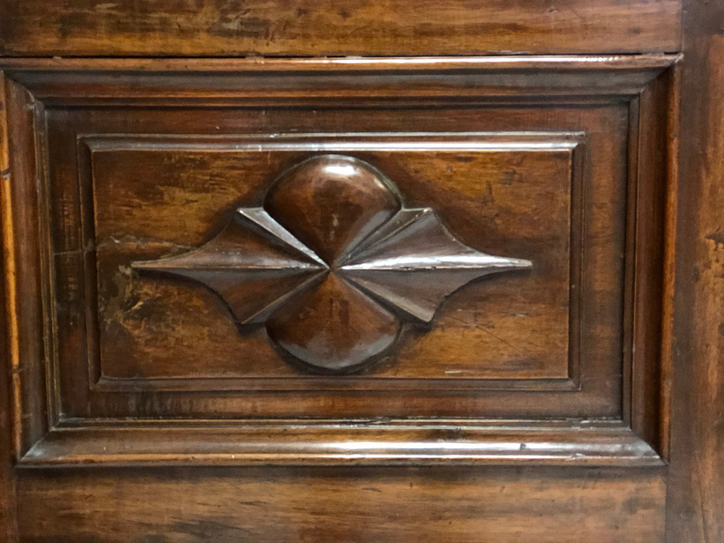 Walnut wardrobe with cloverleaf. Genoa 17th century