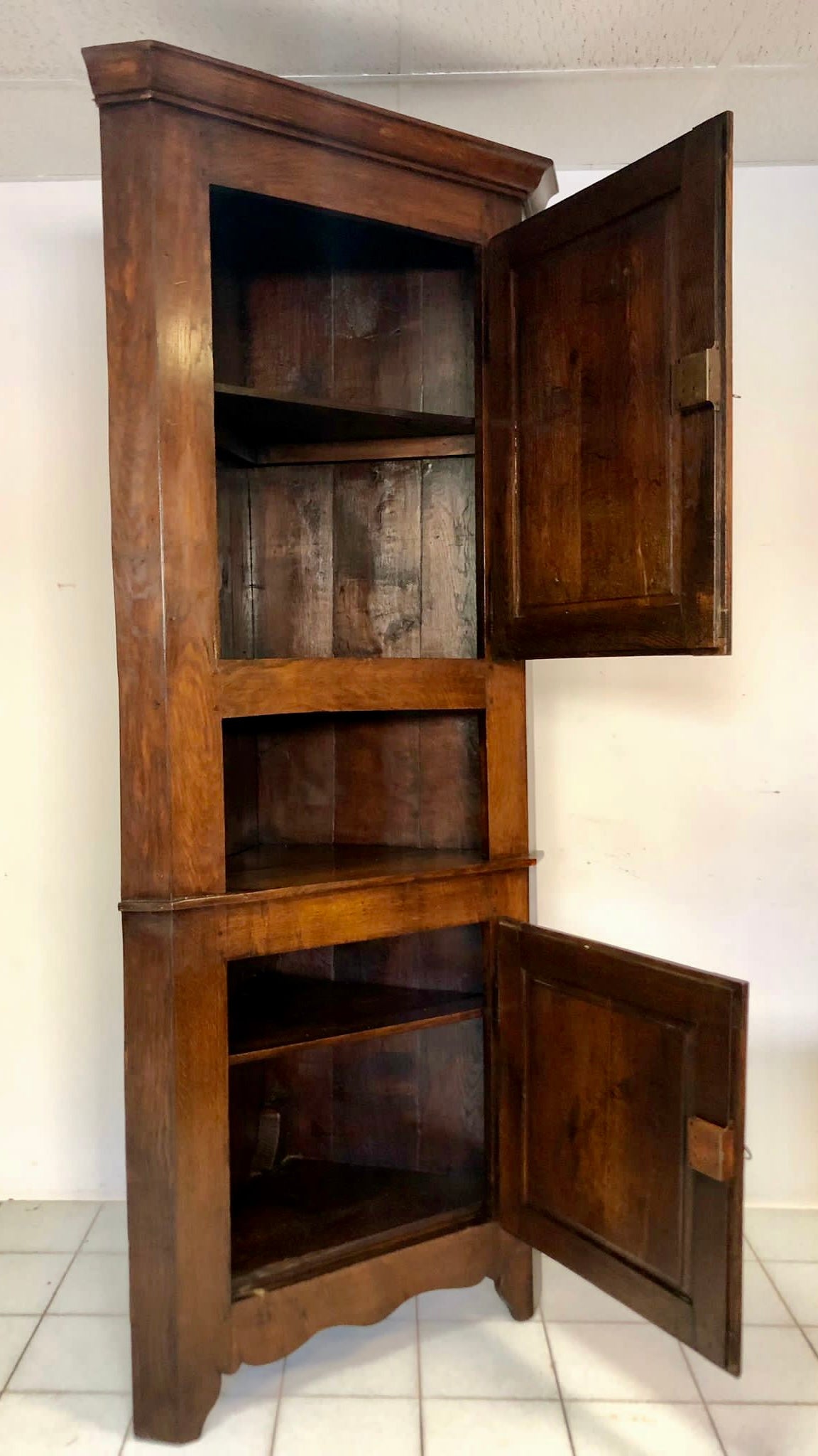 Louis XV corner cabinet. Piedmont 18th century