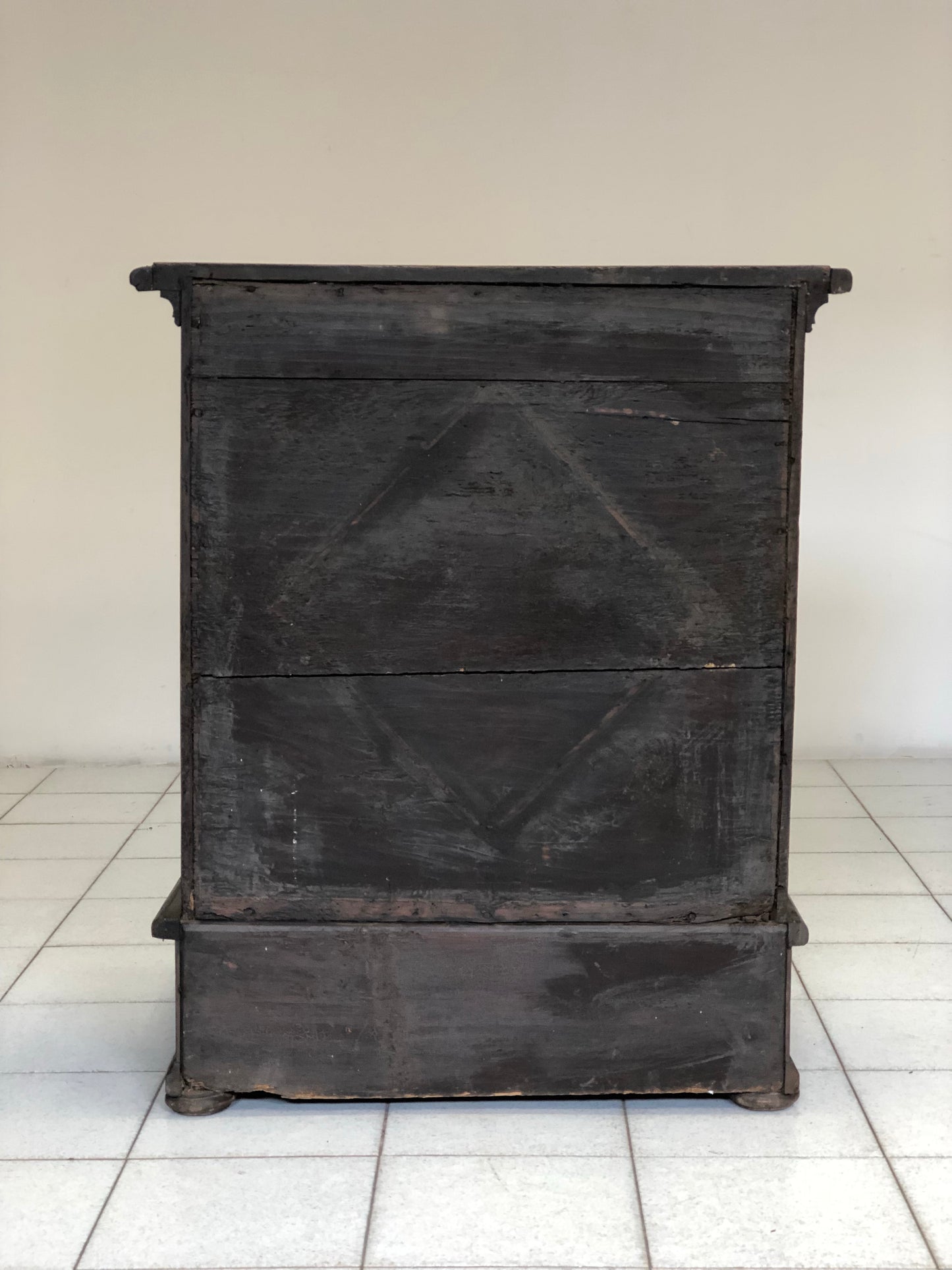 Kneeler in Emilian Bolognese walnut. 17th century