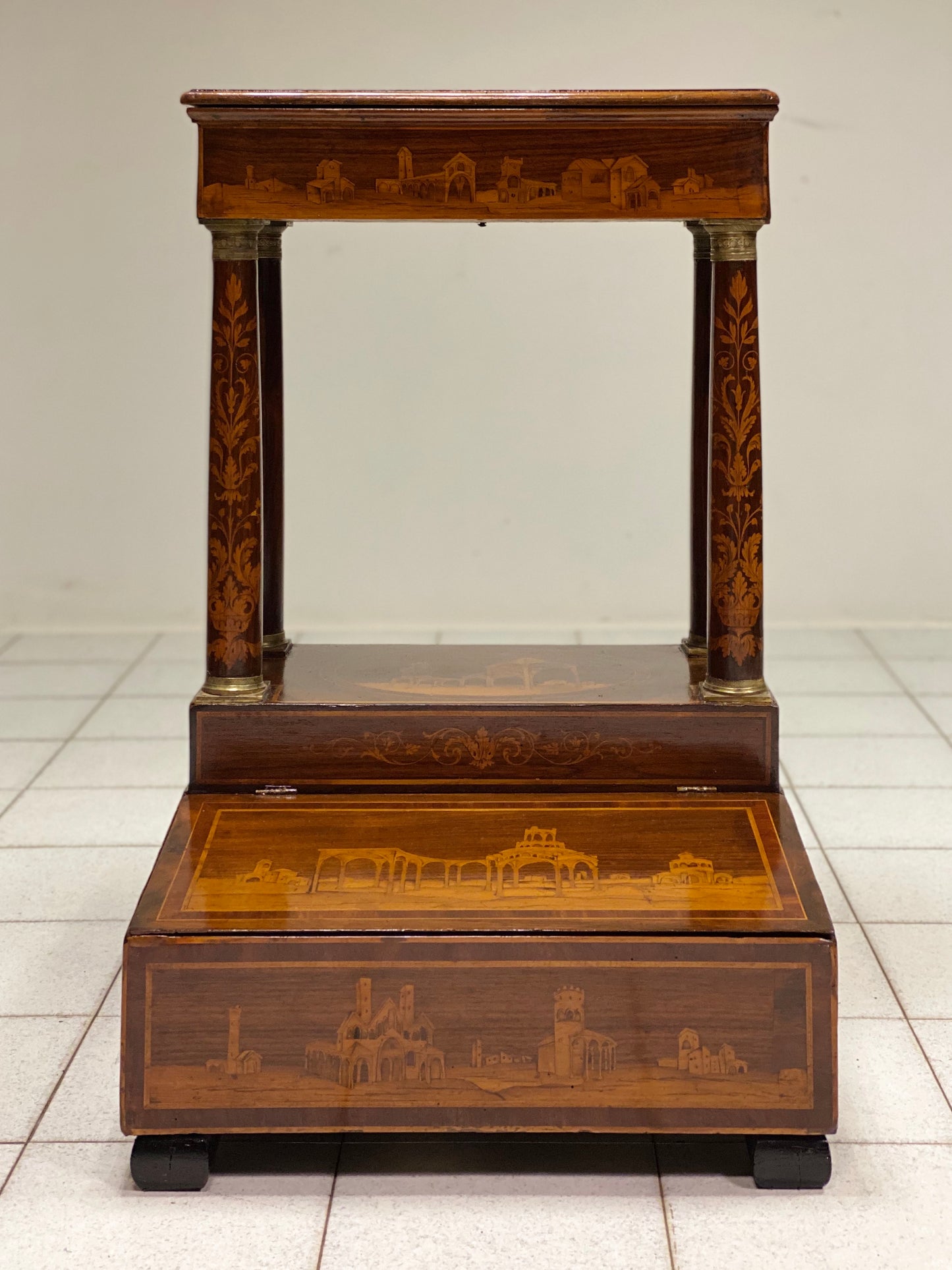 Inginocchiatoio Lombardo con paesaggi . Epoca impero