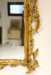 Specchiera in legno intagliato dorato a foglia . Venezia inizio XIX secolo