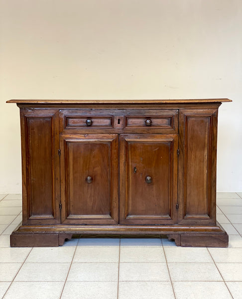Credenza emiliana in noce. . Modena XVII secolo