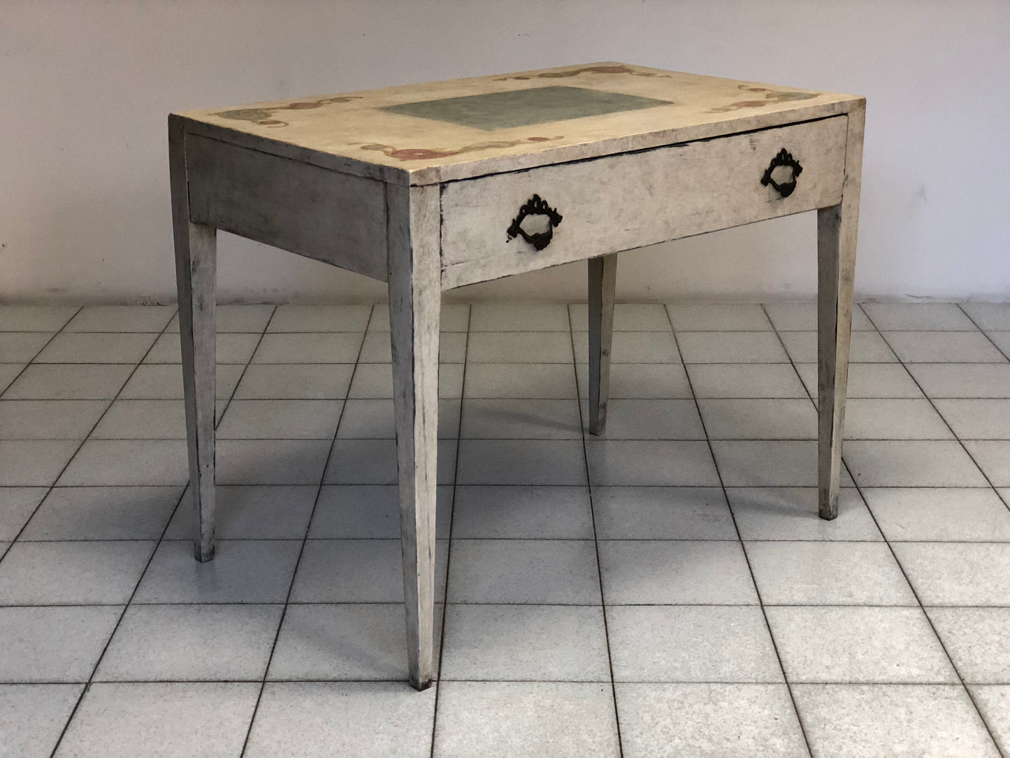 Lacquered and painted table with pin legs