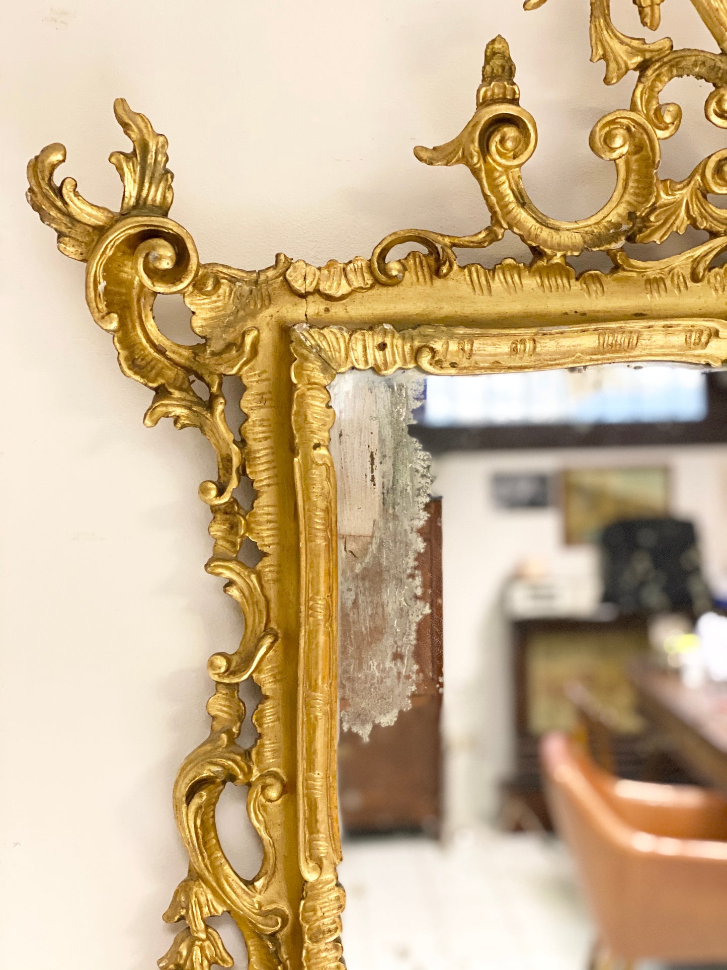 Specchiera in legno intagliato dorato a foglia . Venezia inizio XIX secolo