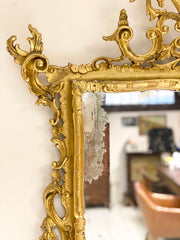 Specchiera in legno intagliato dorato a foglia . Venezia inizio XIX secolo