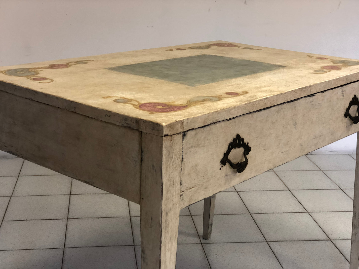 Lacquered and painted table with pin legs