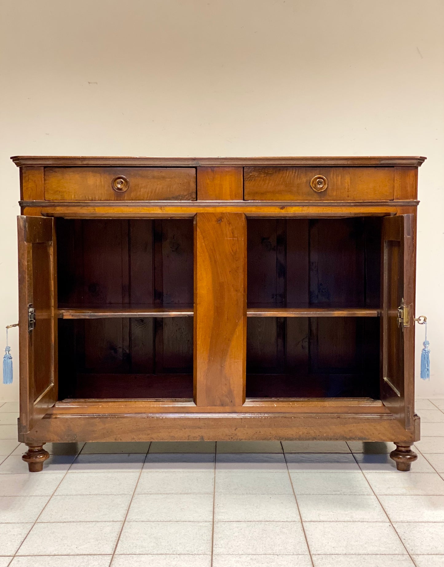 Credenza in noce lombarda metà XIX secolo . Restaurata