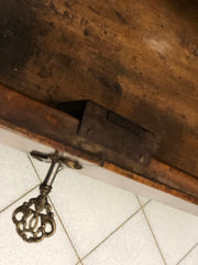 Ribalta lombarda mossa sul fronte radica di noce . Primi 800