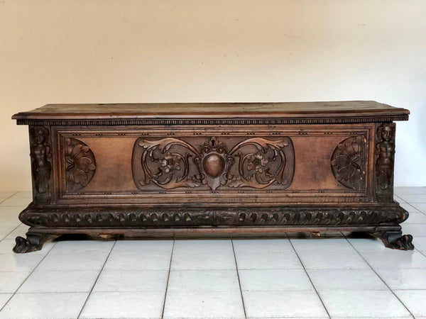 Cassapanca lombarda bresciana in noce con cariatide . Inizio 600