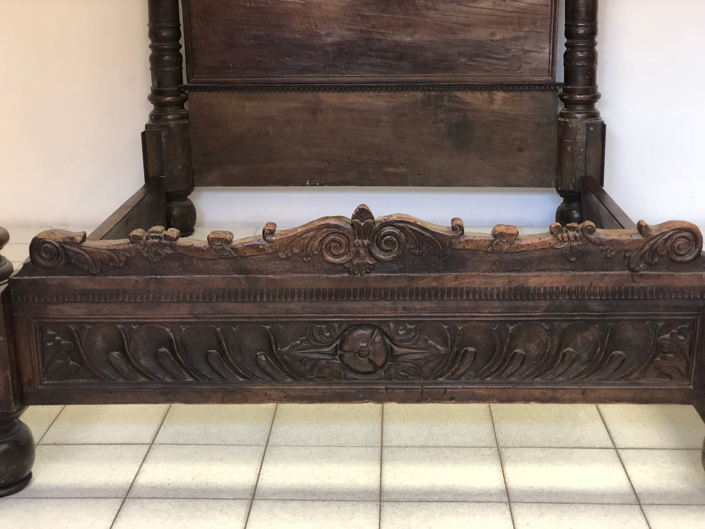 Letto lombardo in noce . XVI secolo
