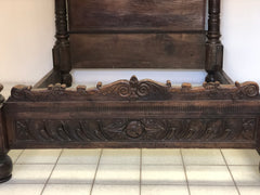 Letto lombardo in noce . XVI secolo