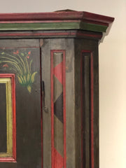 Armadio scantonato laccato e dipinto. XVIII secolo