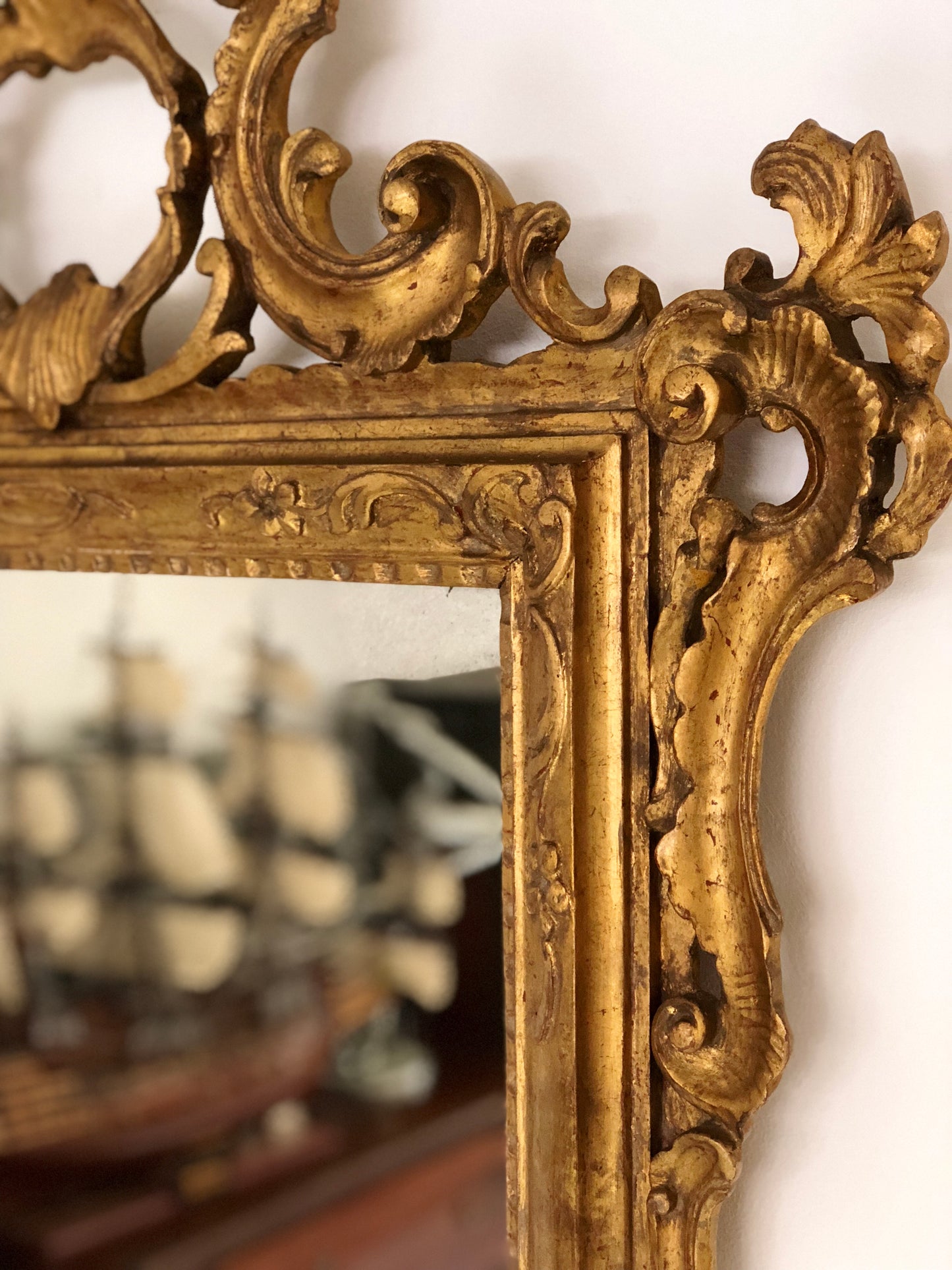 Specchiera intagliata e dorata . Venezia inizio XIX secolo