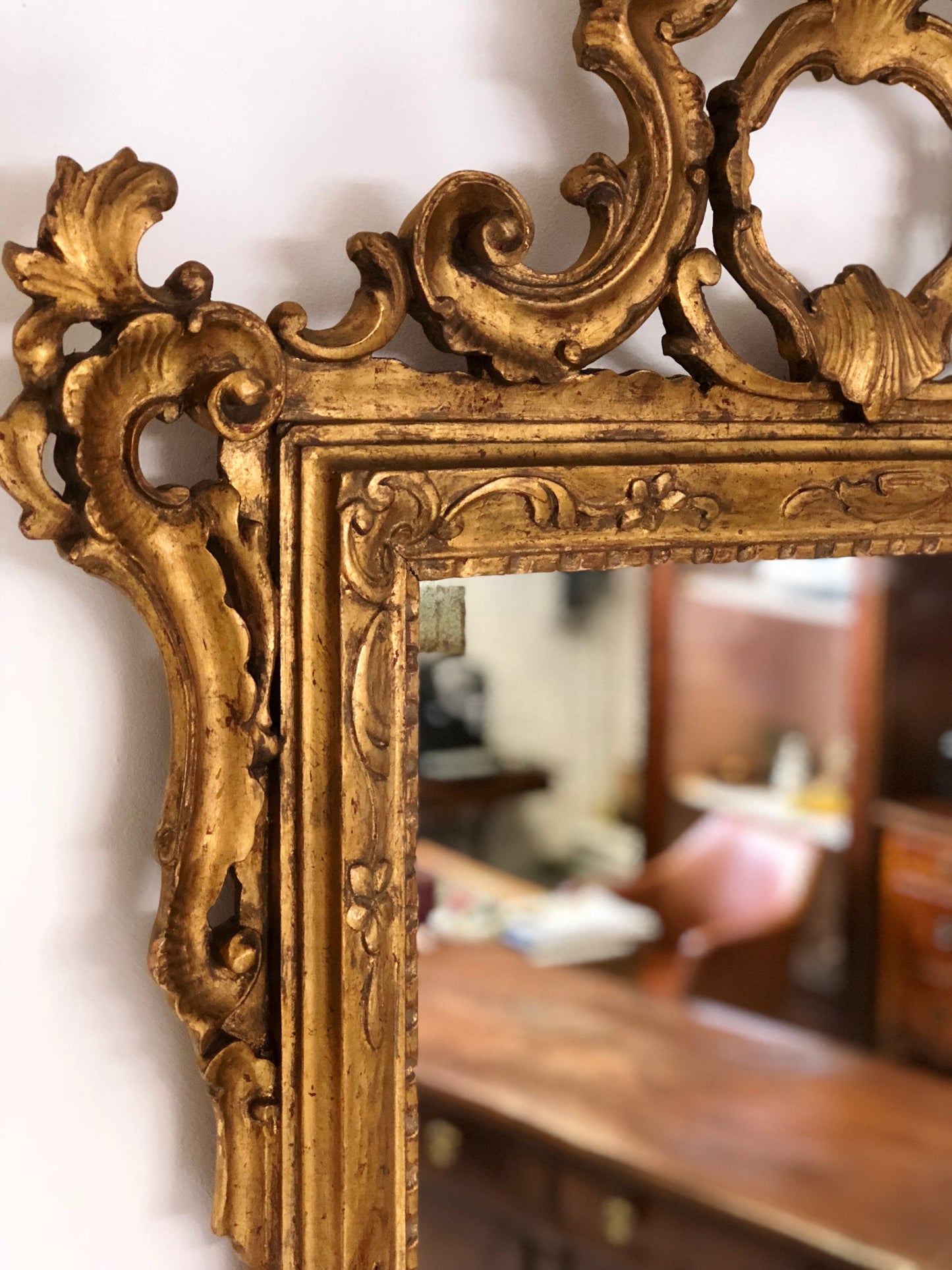 Specchiera intagliata e dorata . Venezia inizio XIX secolo