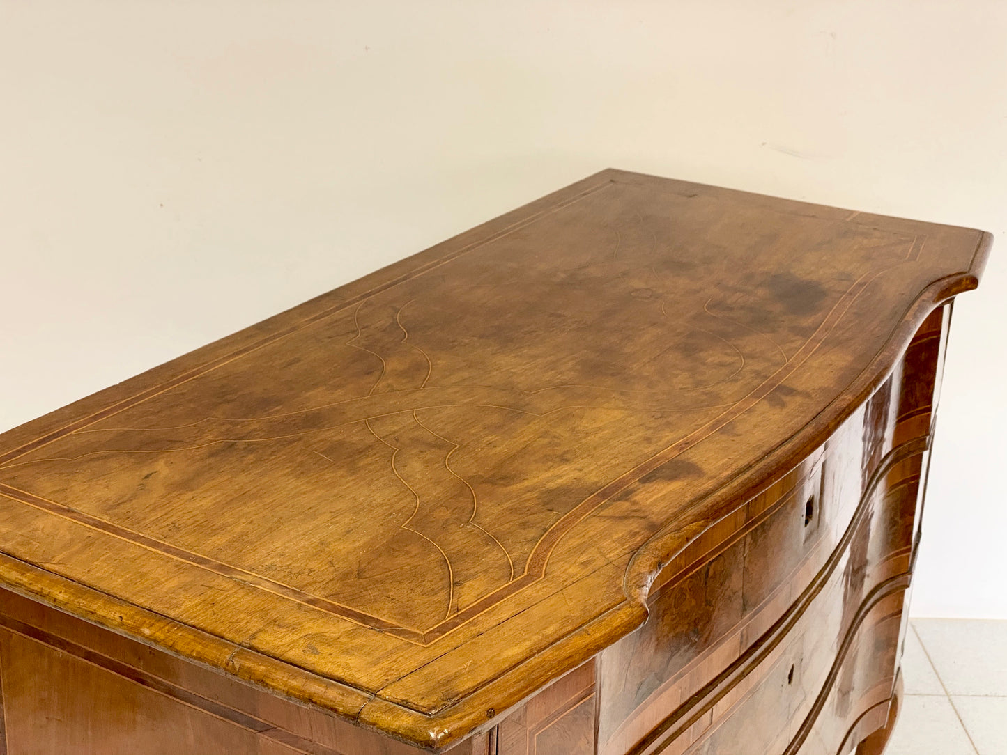 Louis XV shaped chest of drawers. Verona, early 18th century
