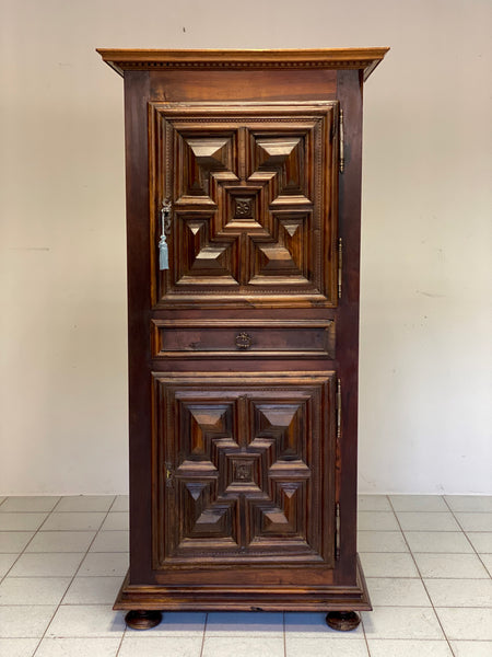 Credenza stipo in noce . XVIII secolo