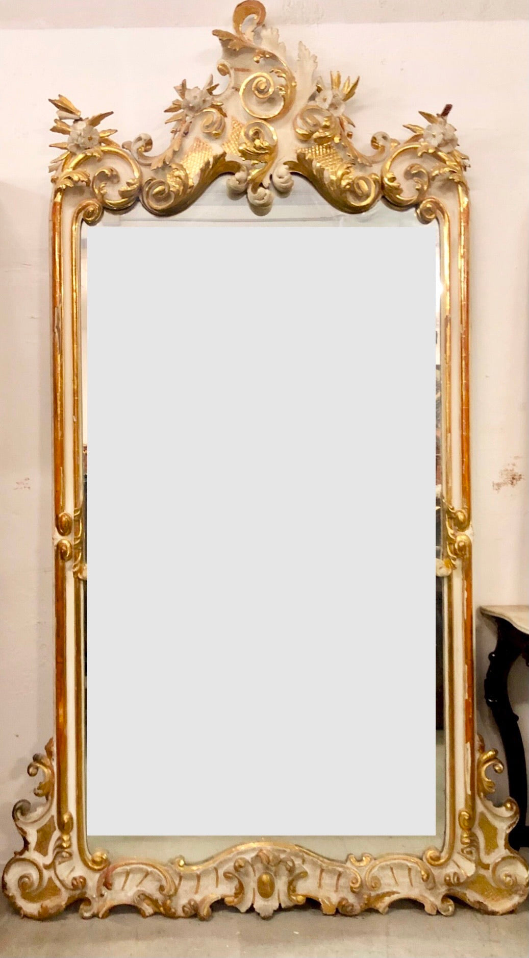Marchigiana Louis XV mirror in lacquer and gold. Early 18th century
