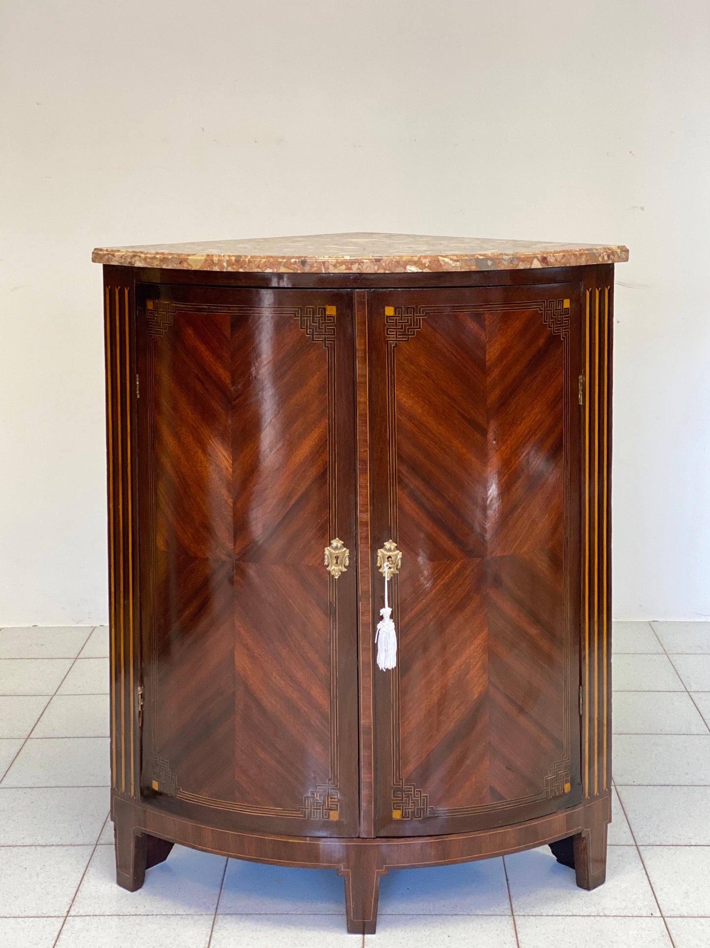 Angoliera bombata due porte epoca fine XVIII secolo