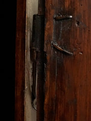 Armadio scantonato laccato e dipinto. XVIII secolo
