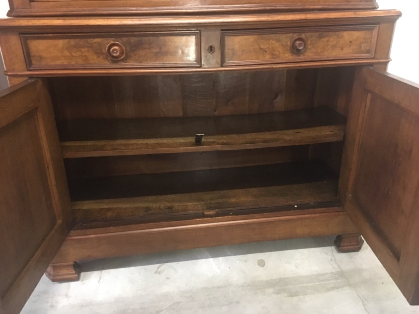 Credenza vetrina libreria Luigi Filippo in noce massello