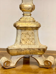 Coppia di candelieri in legno intagliato dorato . Marche Luigi XIV