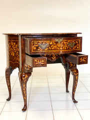 Mobiletto cassettone sagomato . Olanda XVIII secolo