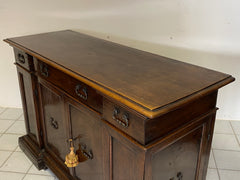 Credenza in noce con sportelli laterali . Bologna XVII secolo