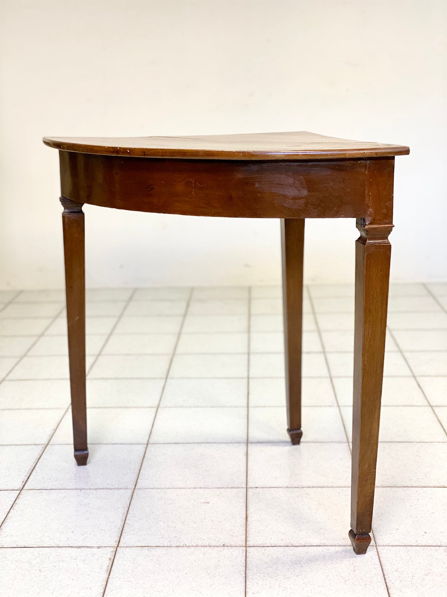 Corner console in walnut. Louis XVI