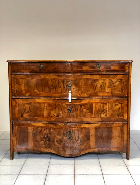 Cassettone lombardo bombato Luigi XV. . XVIII secolo