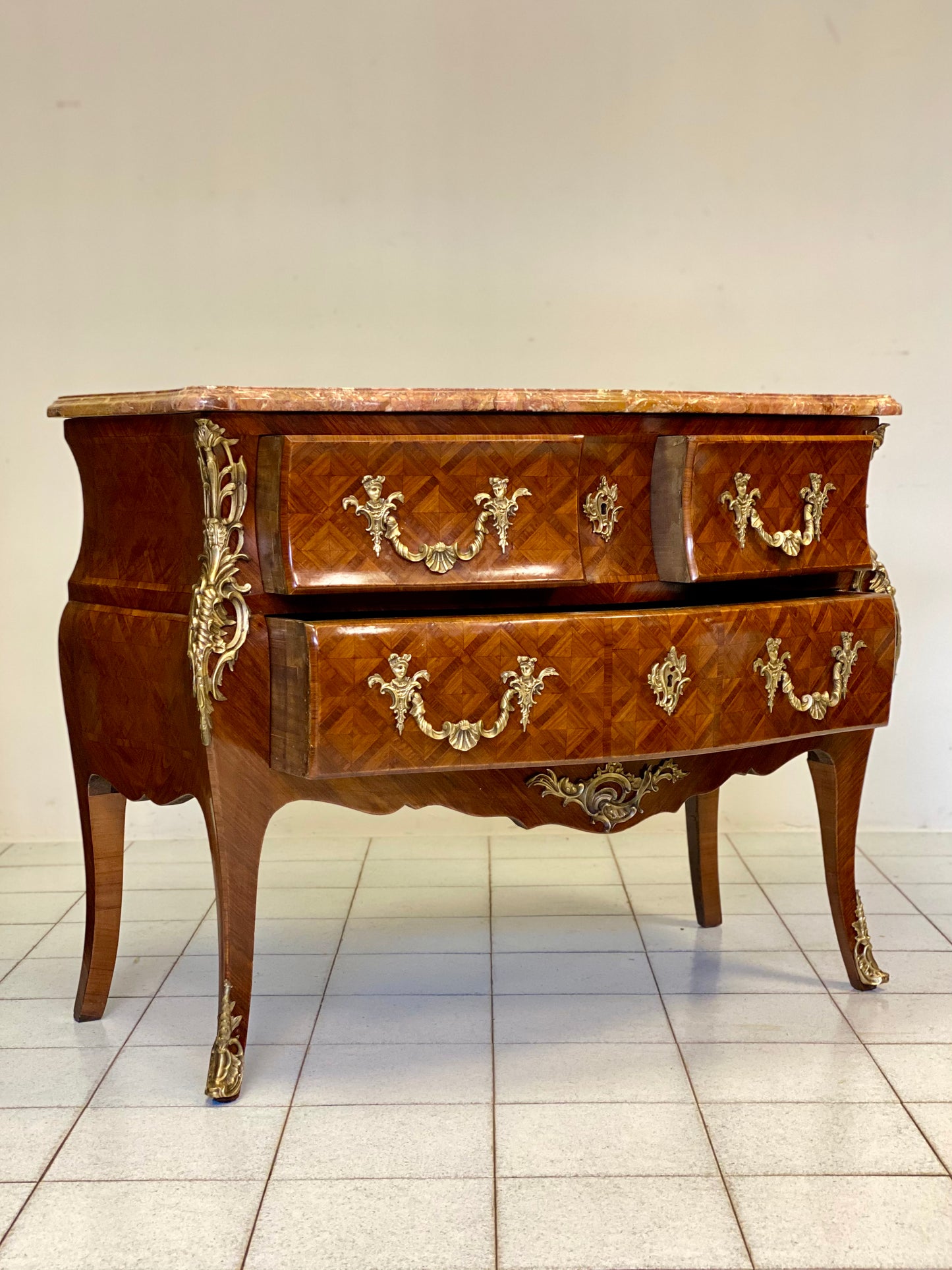 Cassettone a forma bombata .bois de rosa ebano viola . XIX secolo