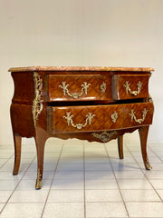 Cassettone a forma bombata .bois de rosa ebano viola . XIX secolo