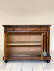 Credenza lombarda due porte noce e radica .XIX secolo