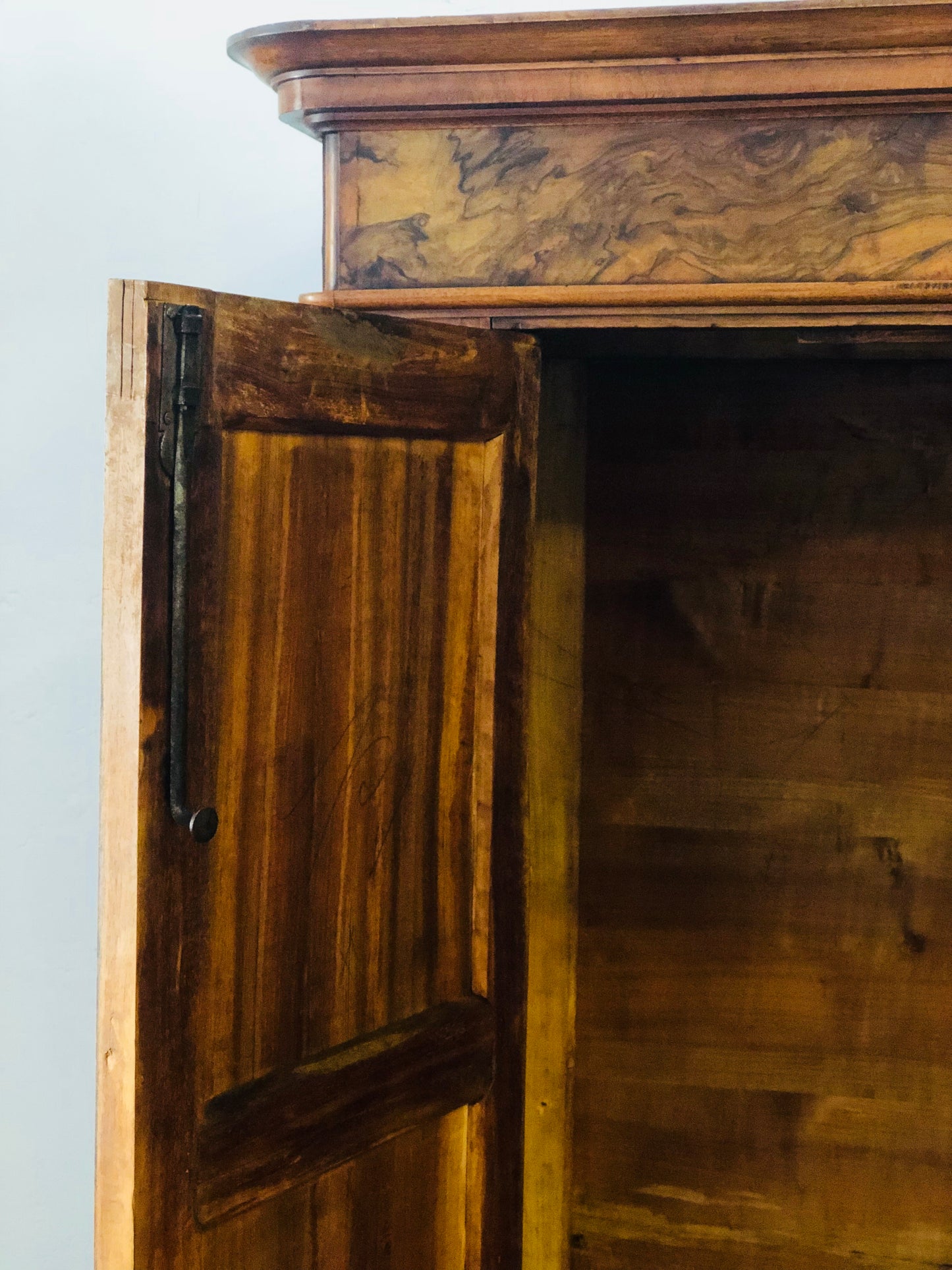 Carlo X wardrobe four doors Lombard walnut and briar