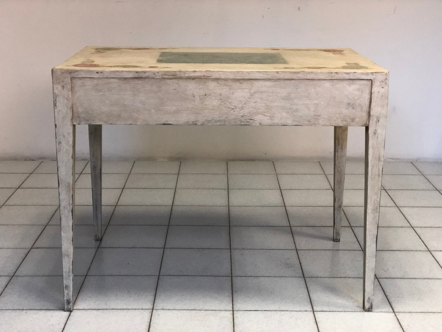 Lacquered and painted table with pin legs