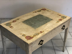 Tavolo laccato e dipinto con gambe a spillo