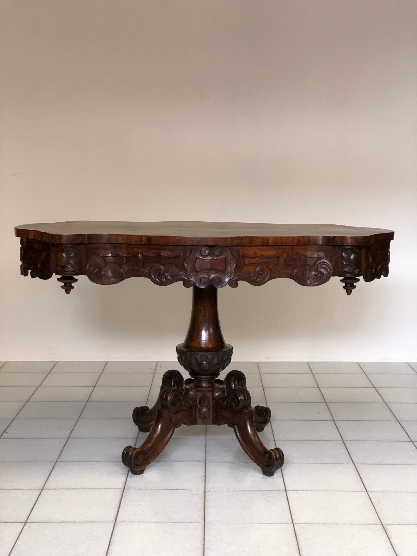 Tavolo a biscotto intagliato Carlo X . Restaurato