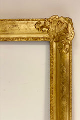 Grande cornice in legno intagliato dorato . XIX secolo