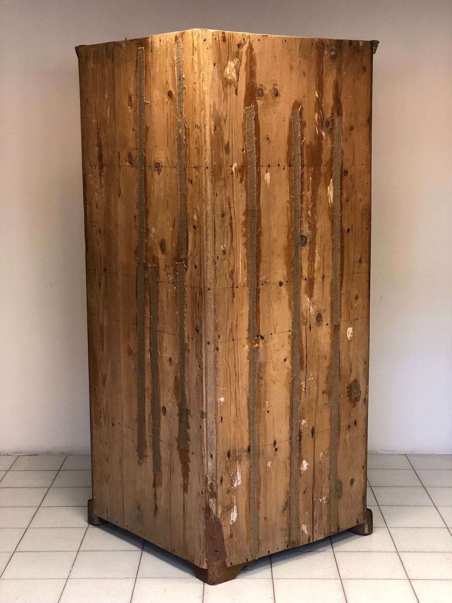 Walnut corner cabinet. Modena Reggio. 18th century
