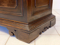 Cassapanca emiliana in noce con bugne scolpite . Bologna XVII secolo