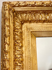 Specchiera dorata con cornice scolpita . XIX secolo
