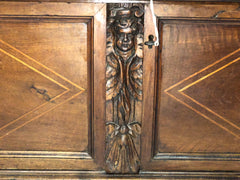 Cassapanca in noce scolpita . Lombardia XVII secolo