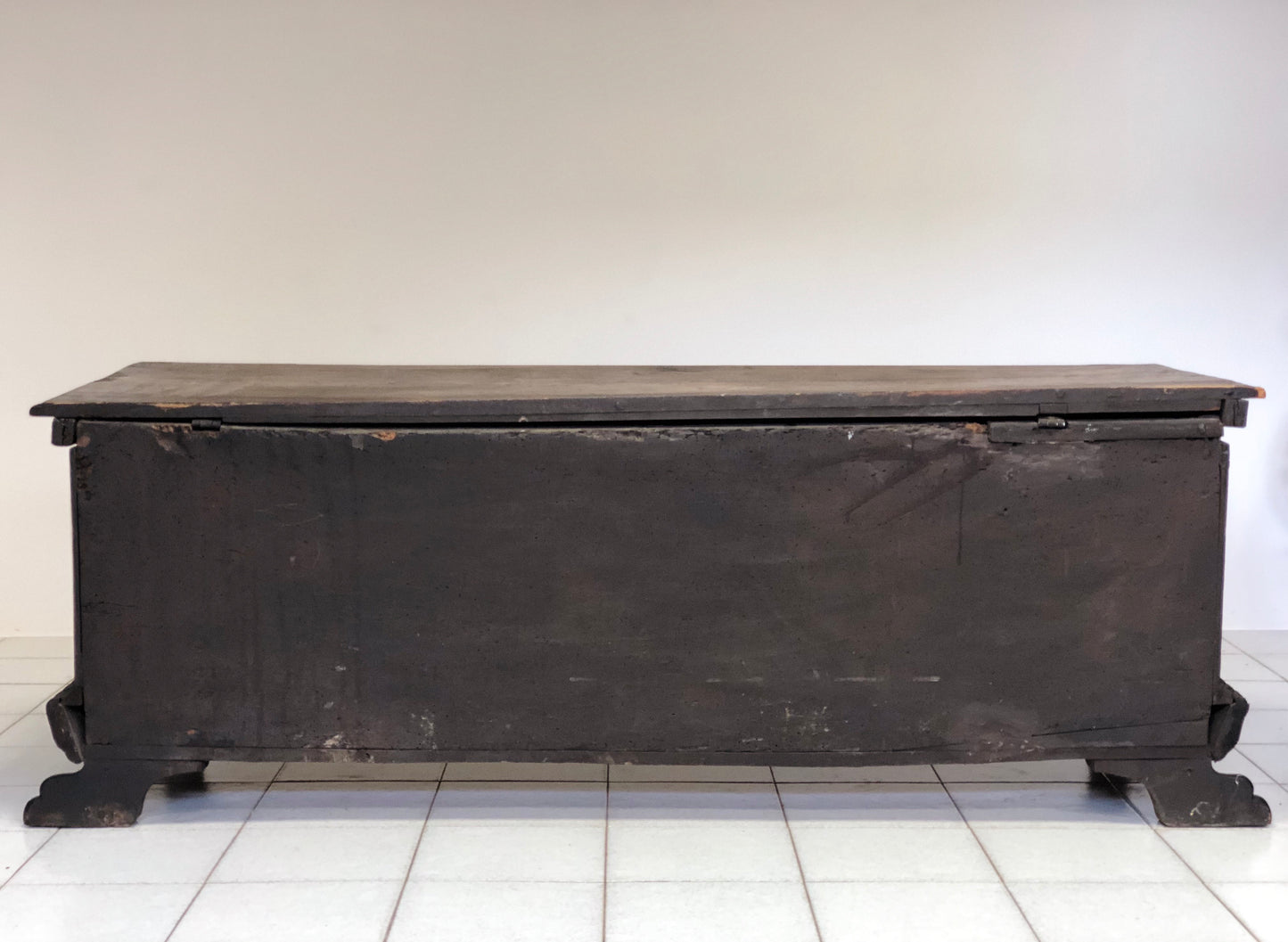 Chest in walnut wood Lombardo - Venetian. Late 16th - early 17th century