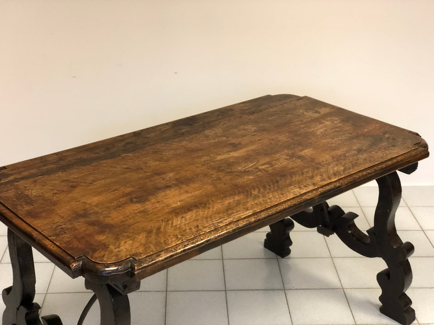 Tavolo fratino in noce con gambe a lira