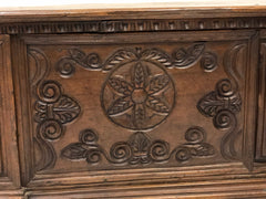 Cassapanca lombarda veneta scolpita . XVII secolo