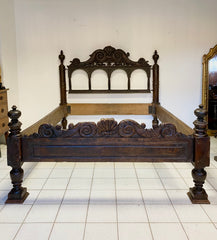 Letto in noce matrimoniale . XVII secolo