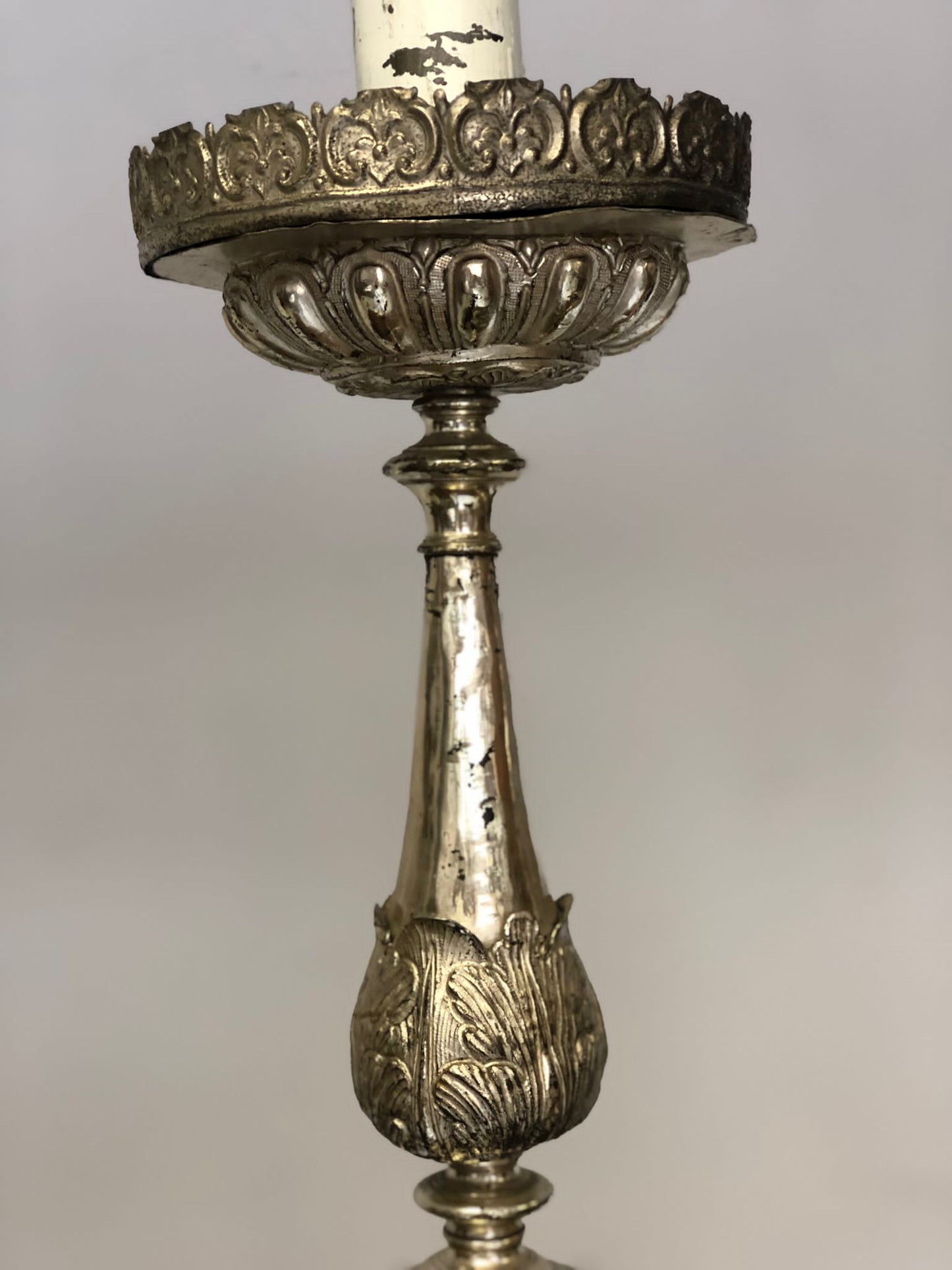 Coppia di candelieri Luigi XV in argento . Inizio XVIII secolo