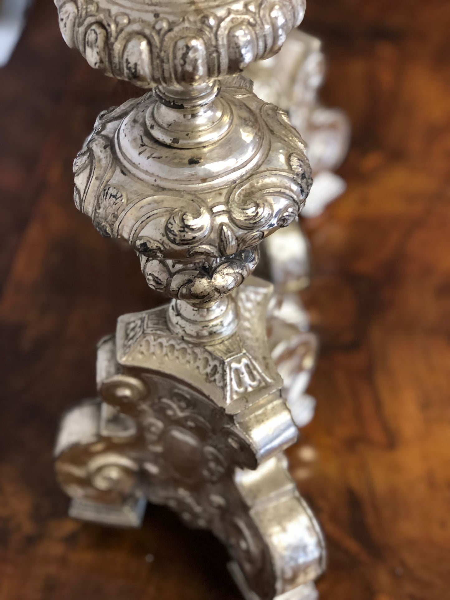 Coppia di candelieri Luigi XV in argento . Inizio XVIII secolo