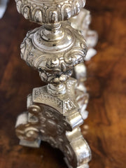 Coppia di candelieri Luigi XV in argento . Inizio XVIII secolo