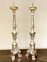 Coppia di candelieri Luigi XV legno foglia argento . XVIII secolo