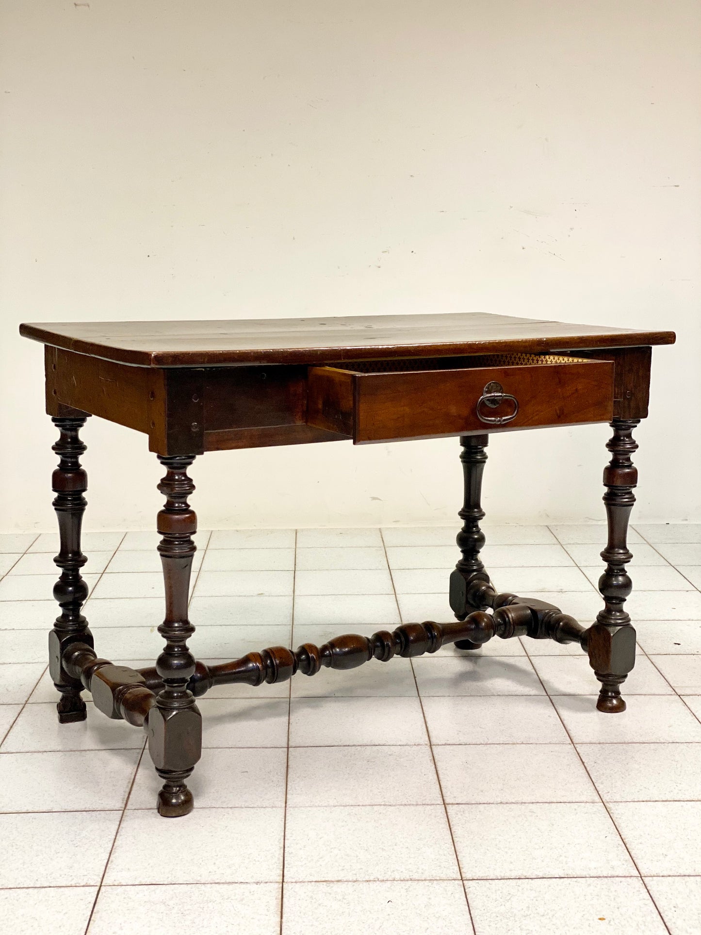 Walnut reel table. Emilia, early 18th century